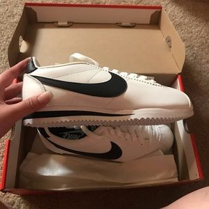 Nike Cortez Black/White size 7 Accepting Offers